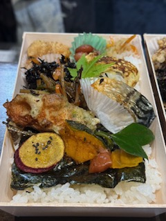 お弁当佐々木さん買ってきてくれた.jpg