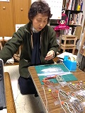 大森さん作業岩田屋に向けて.jpg