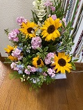 77回忌の花持ってくる母.jpg